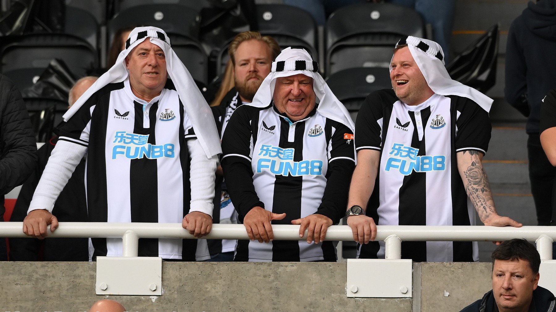 Aficionados del Newcastle, ‘disfrazados’ de jeques. (Getty)