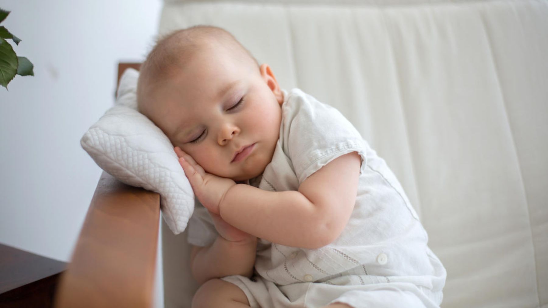 Cuándo puede dormir el bebé con almohada?