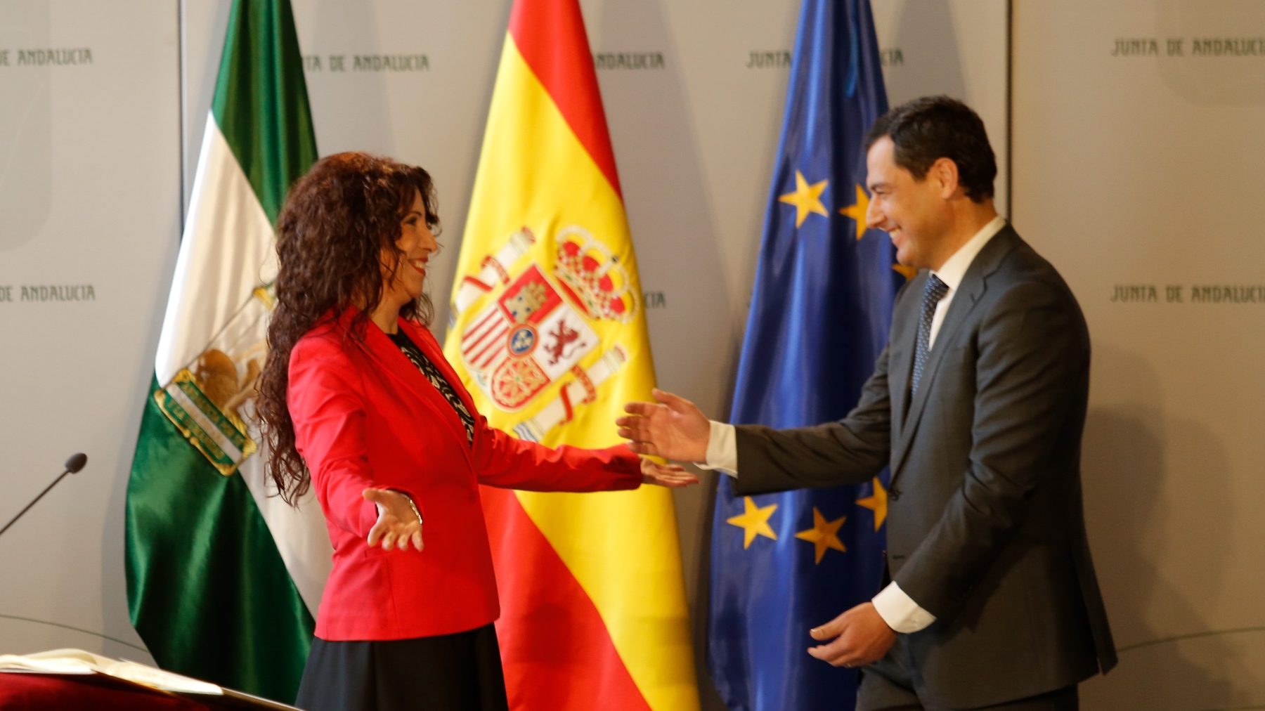 La consejera de Igualdad, Rocío Ruiz (Cs), junto a Juanma Moreno (JESÚS PRIETO / EUROPA PRESS).