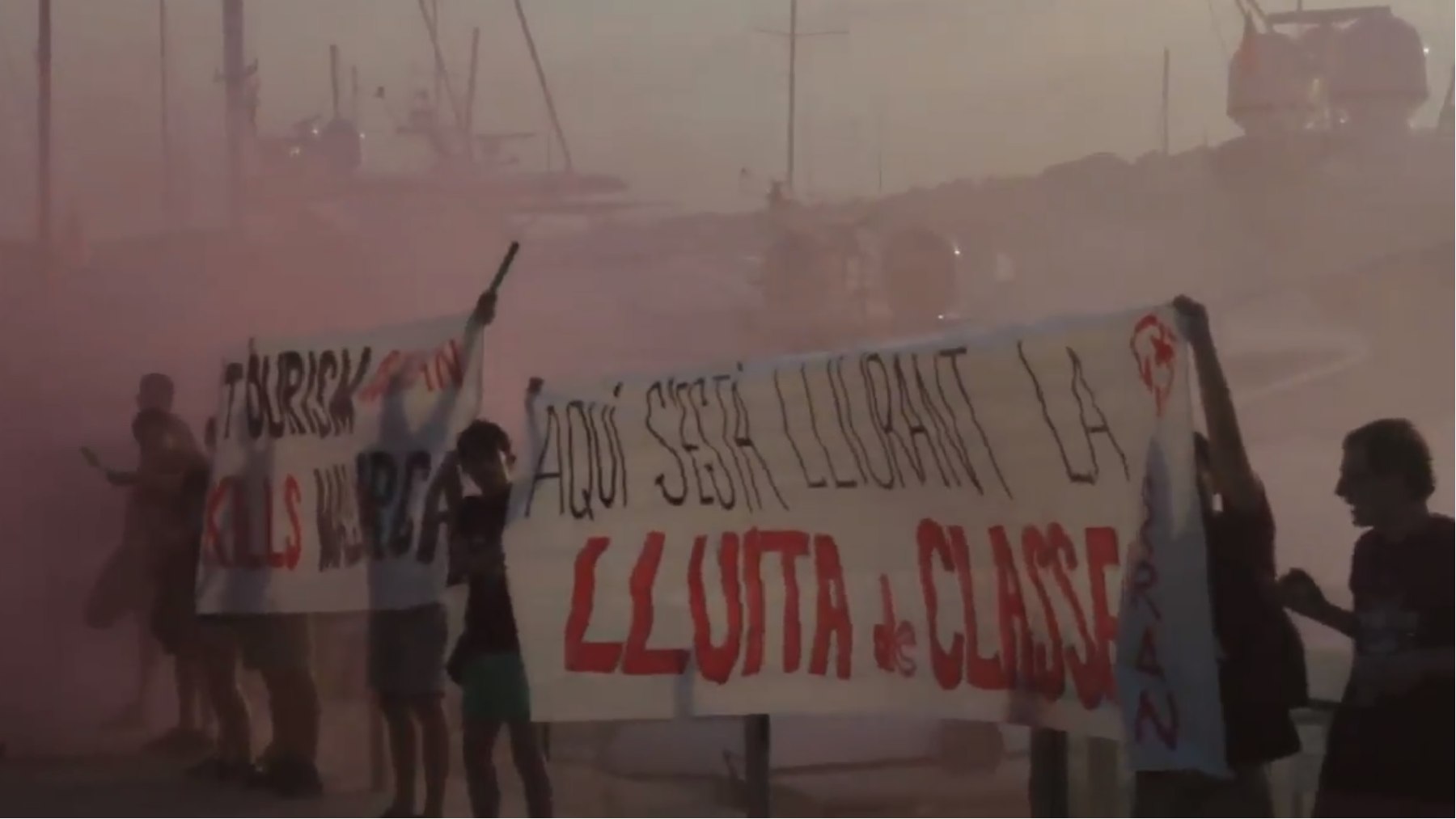 Radicales de Arran con pancartas y bengalas en el puerto de Palma.