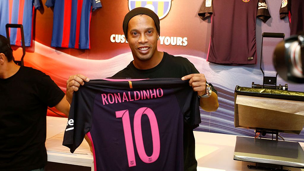 Ronaldinho es embajador del Barcelona.