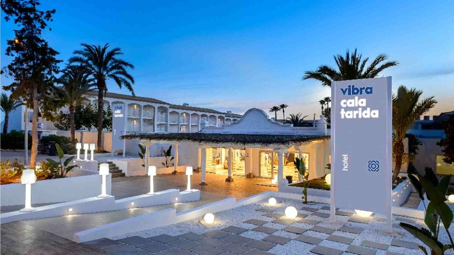 La nueva identidad de Vibra Hotels aplicada al Hotel Cala Tarida de Ibiza. FOTO: Vibra Hotels