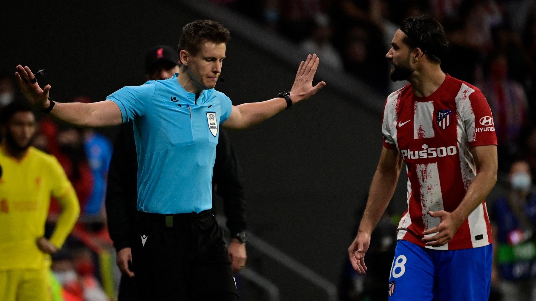 El árbitro Siebert, en el duelo de Champions entre el Liverpool y el Atlético. (AFP)