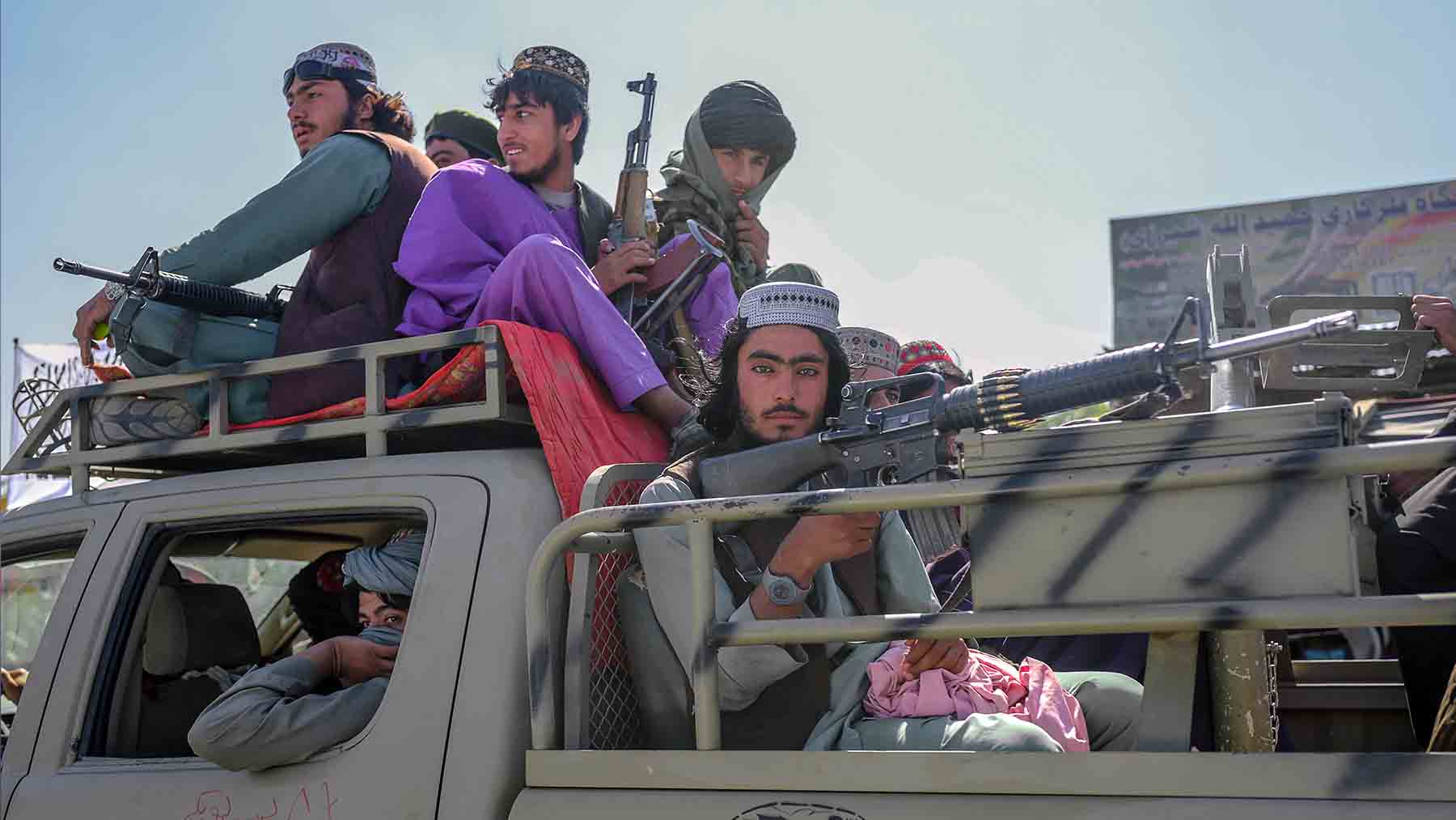 Talibanes conducen hacia el centro de Kabul