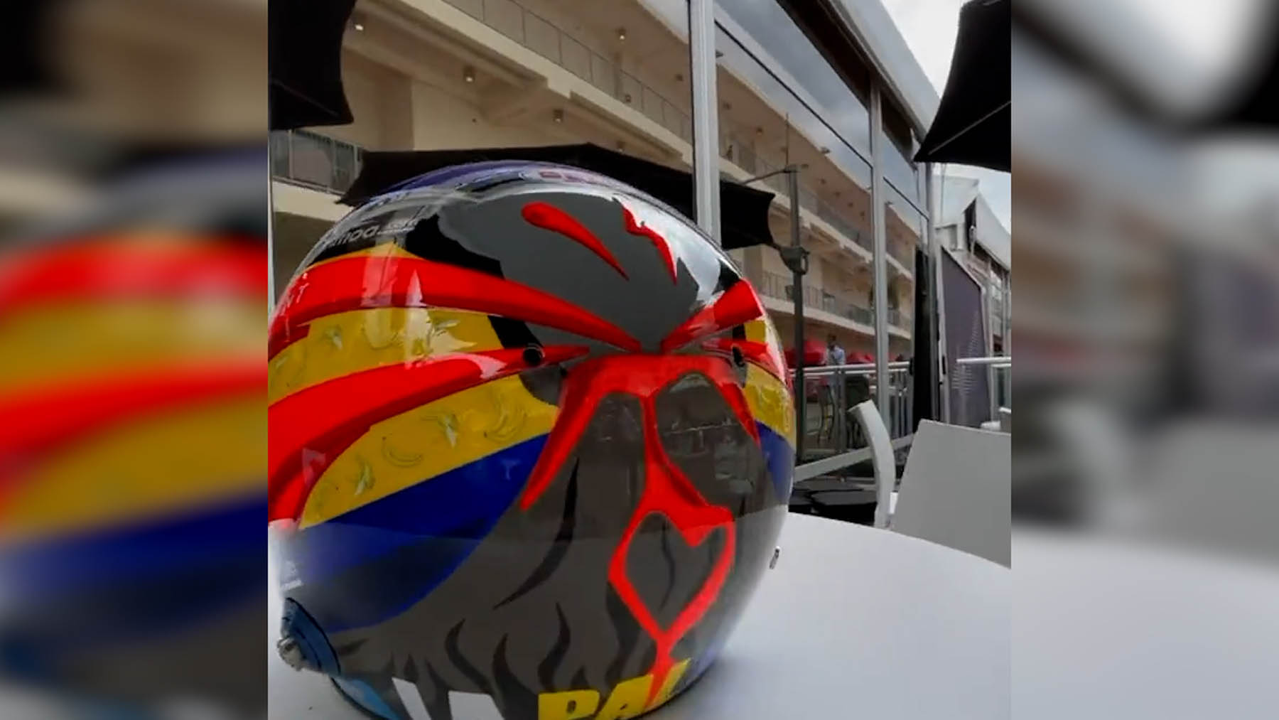 El casco más solidario de Fernando Alonso: dedicado a los afectados por el volcán de La Palma.