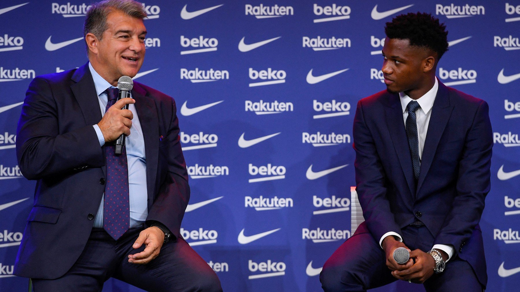 Joan Laporta, durante el acto de renovación de Ansu Fati. (AFP)