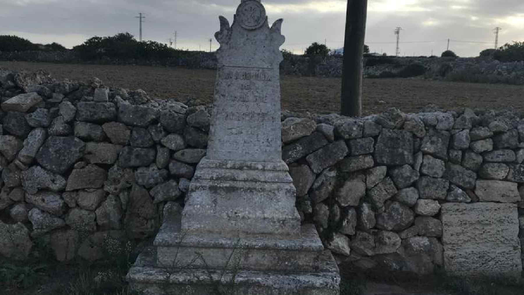 Imagen del monolito ya retirado en recuerdo del alcalde de Es Castell asesinado en 1936 por militares republicanos..