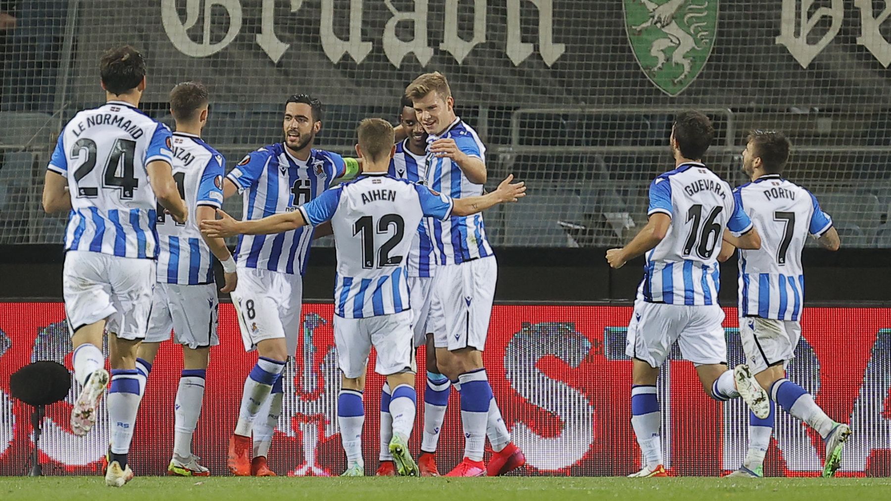 Los jugadores de la Real Sociedad celebran el gol ante el Sturm Graz. (AFP)