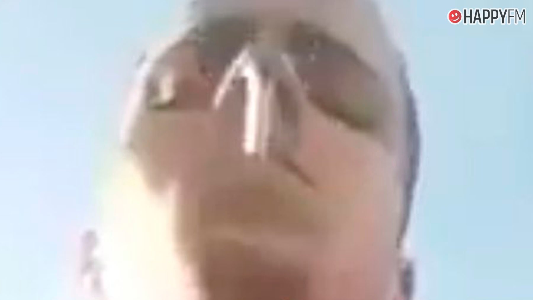 Un ladrón roba un móvil en pleno directo