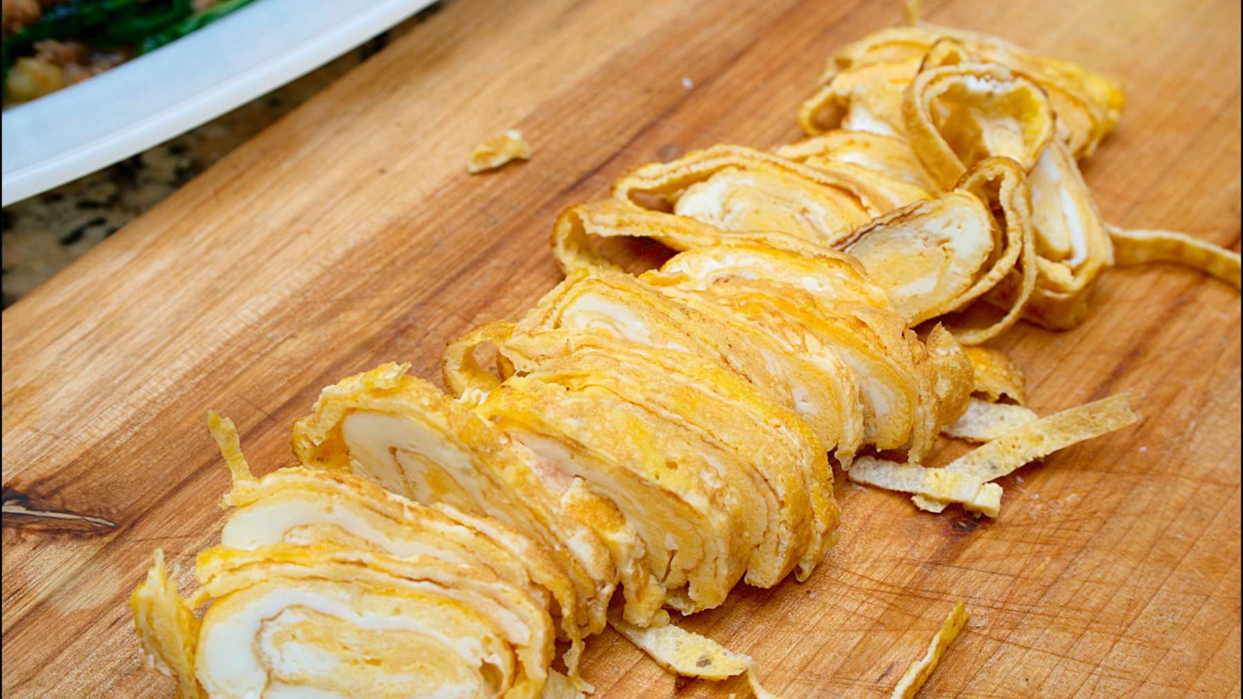 Tortilla japonesa enrollada, con salsa de soja