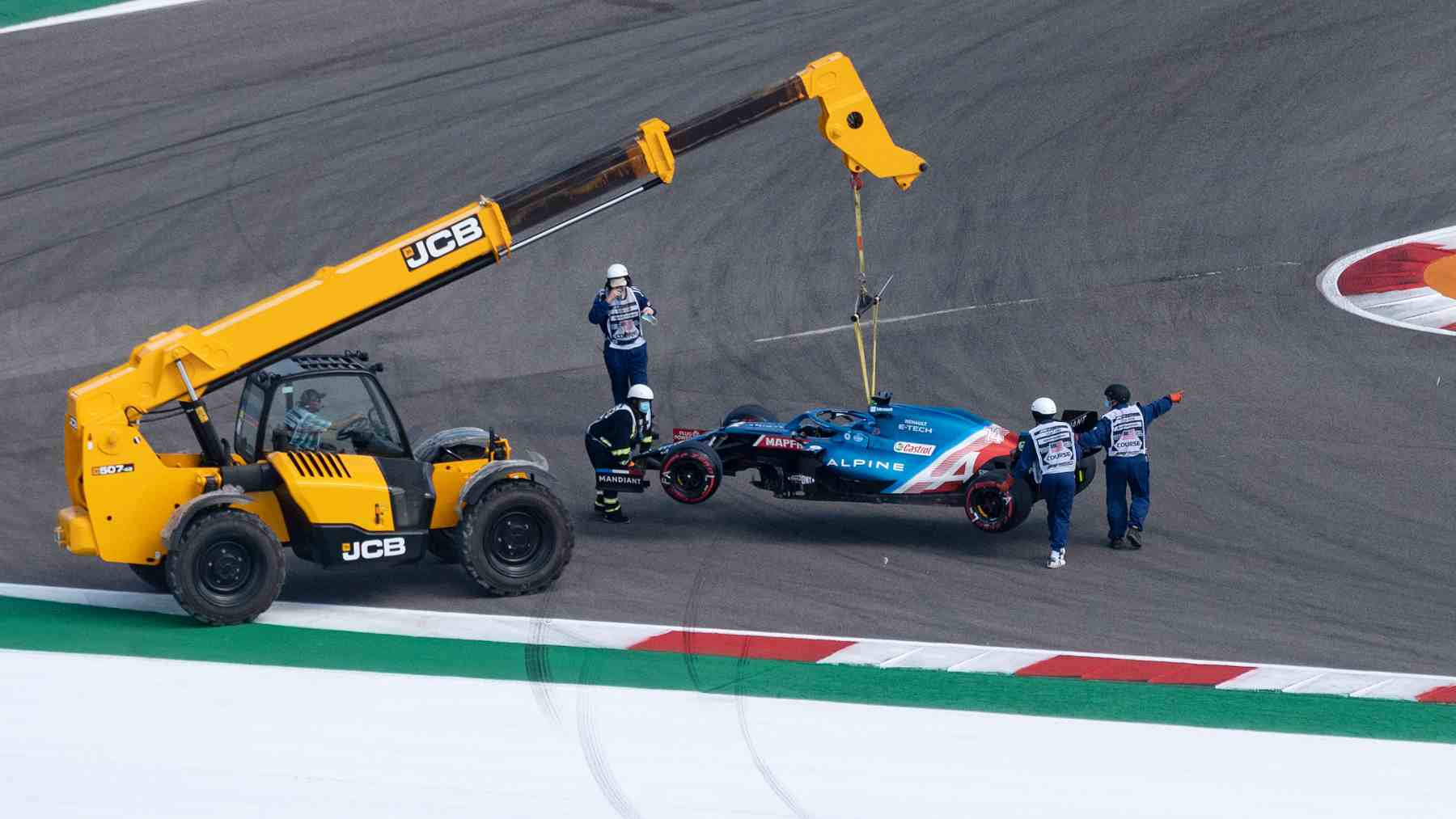 Fernando Alonso sufre una avería durante los Libres 1 del Gran Premio de Estados Unidos. (AFP)