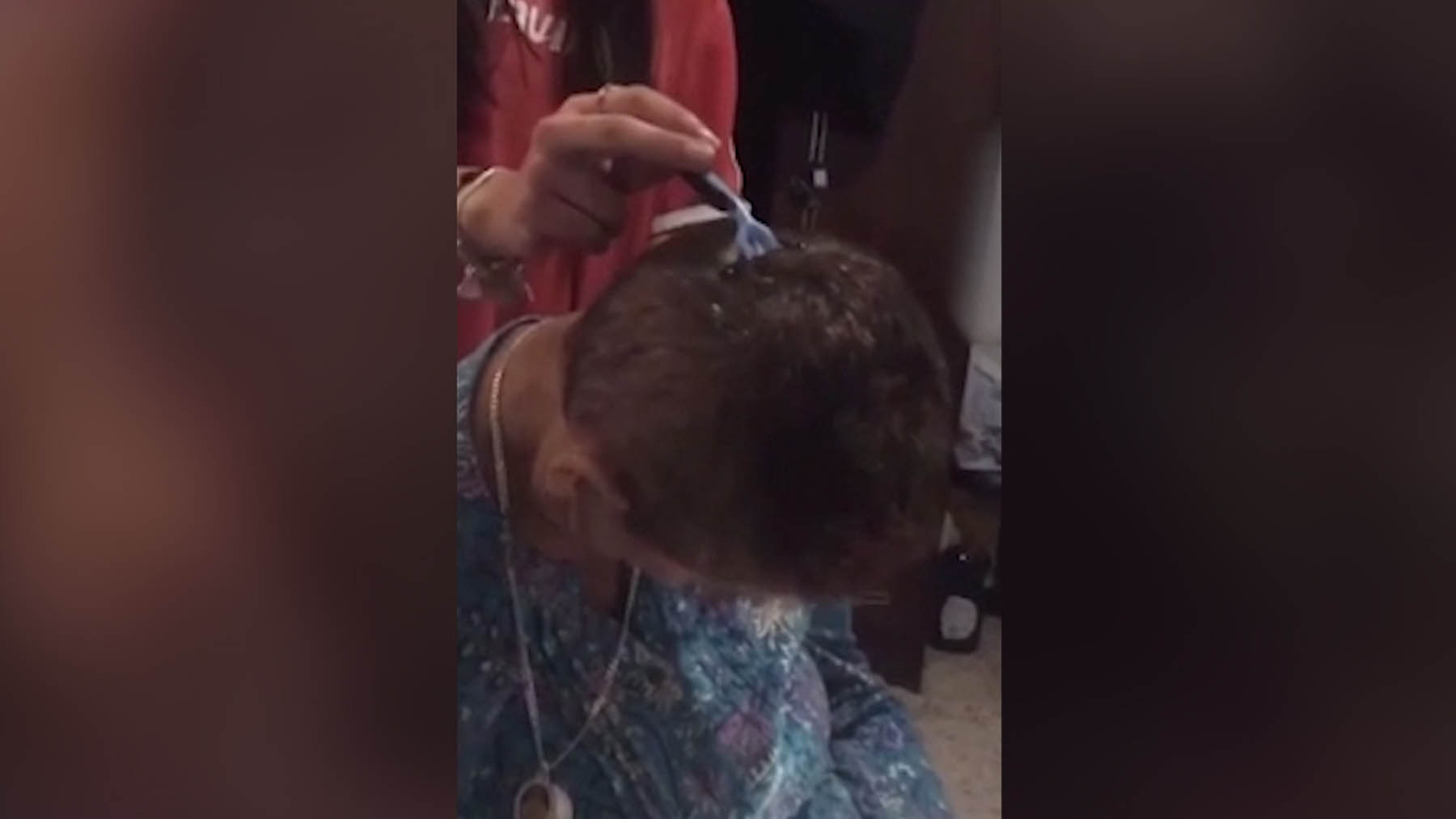 Dos menores queman y afeitan el pelo entre risas a una anciana discapacitada y viralizan el vídeo.
