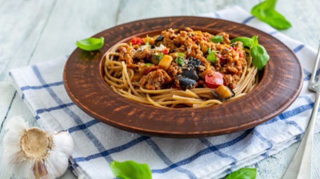 Espaguetis con salsa de berenjena, receta original y saludable de pasta
