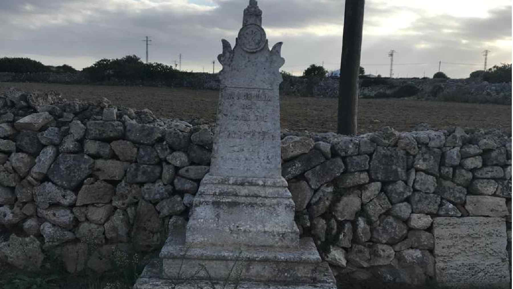 Imagen del monolito ya retirado en recuerdo del alcalde de Es Castell asesinado en 1936 por militares republicanos.