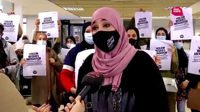 Musulmanas de Mataró se quejan de la comida que le regala Caritas: 