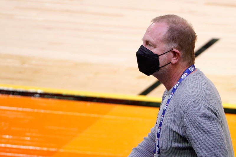 Robert Sarver, en una foto reciente en el pabellón de los Suns.