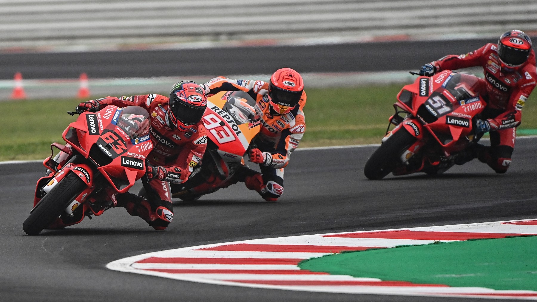 Pecco Bagnaia, Marc Márquez y Michele Pirro durante la clasificación del GP de Emilia-Romaña. (AFP)