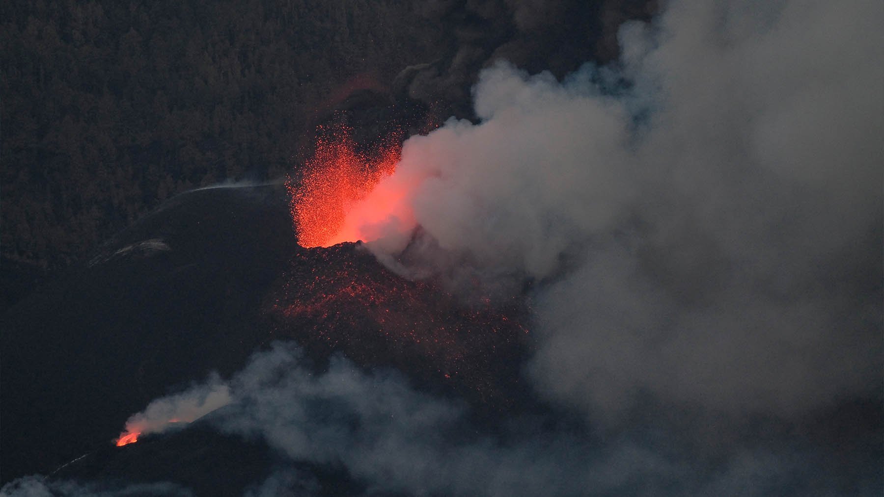 Se derrumba parte del cono del volcán de La Palma