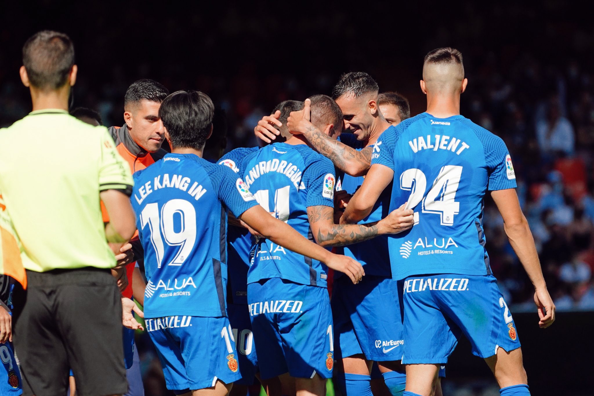 Los jugadores, celebrando el 0-2.