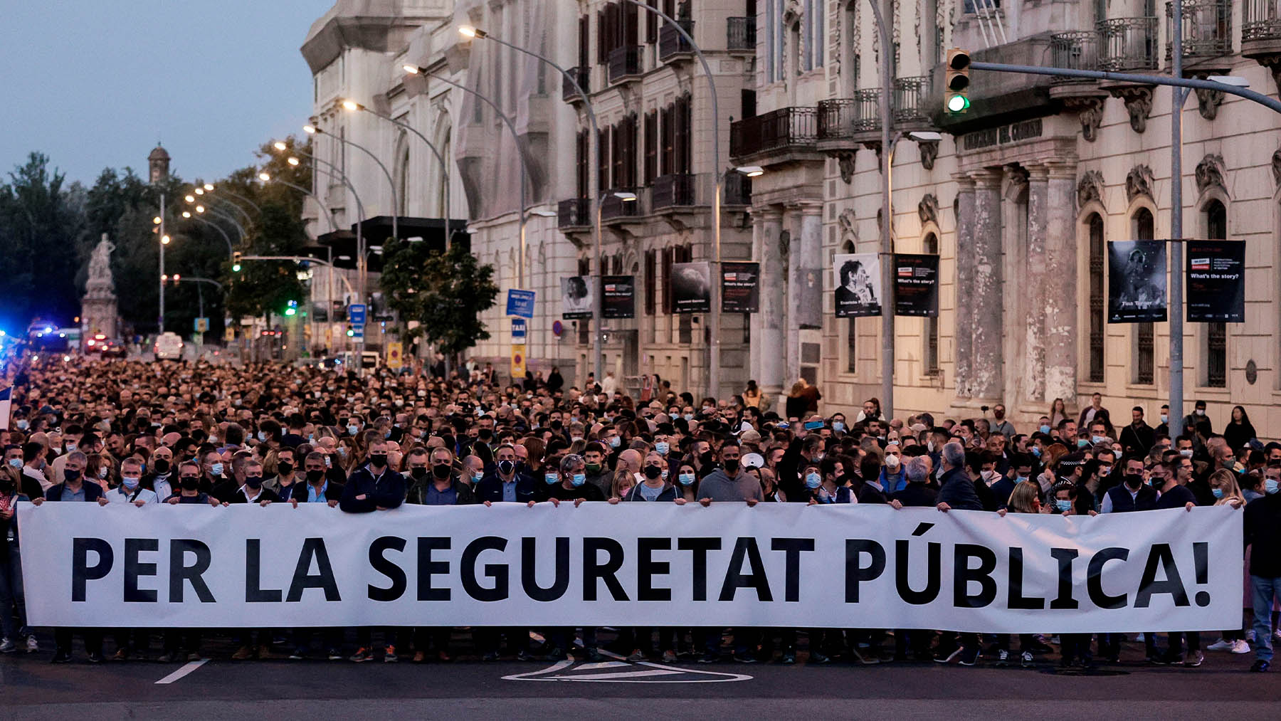 Centenares de mossos d’esquadra se manifiestan en el centro de Barcelona.