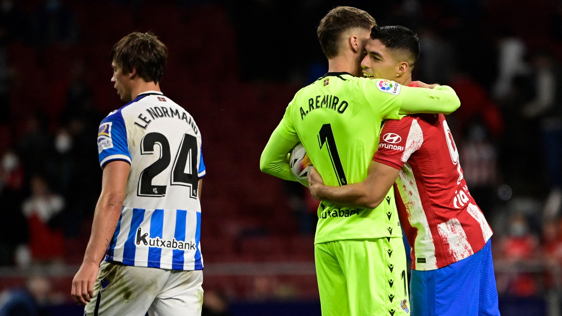 Remiro y Suárez se abrazan tras el partido. (AFP)