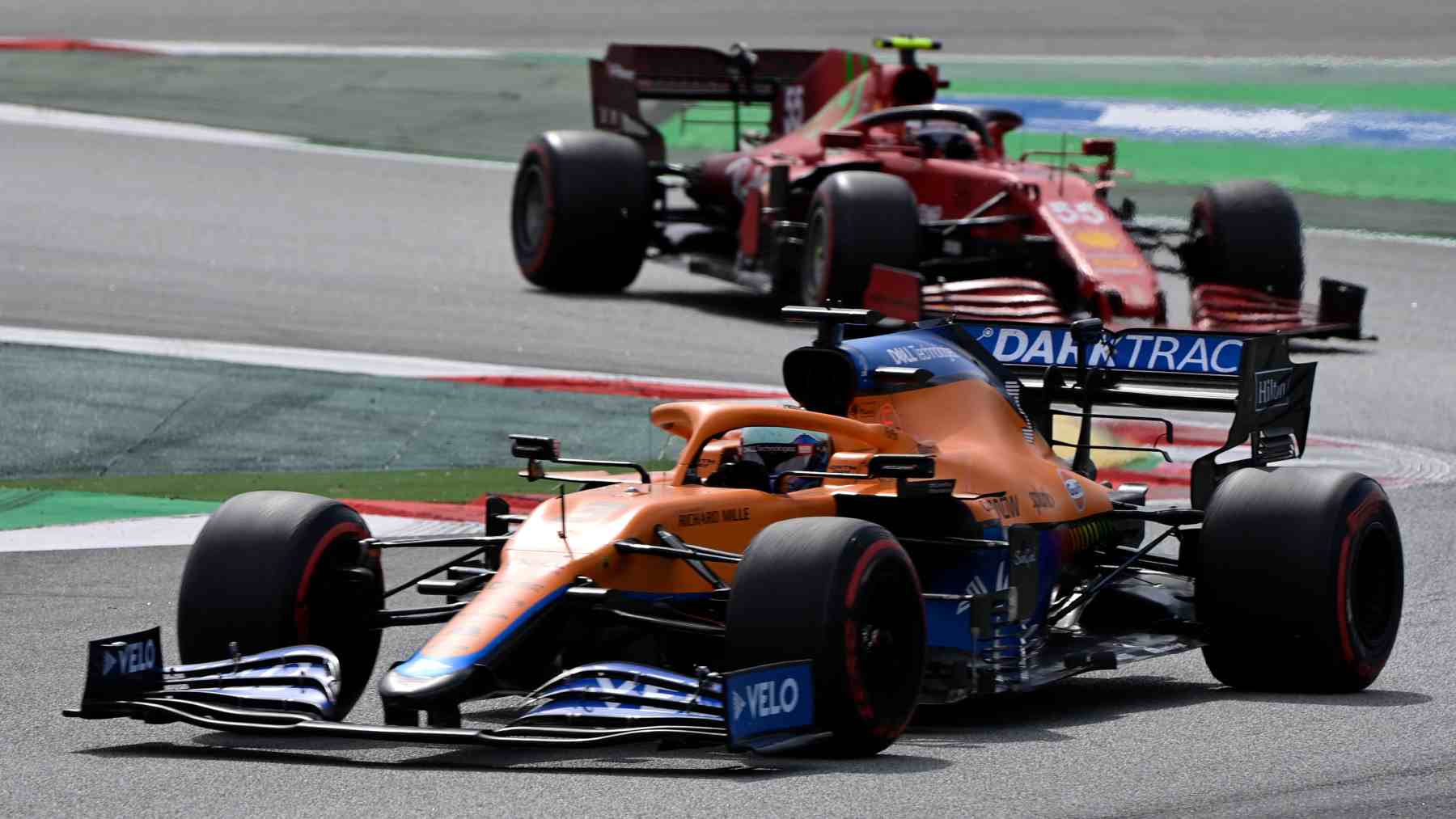 Carlos Sainz y Daniel Ricciardo durante una carrera. (AFP)