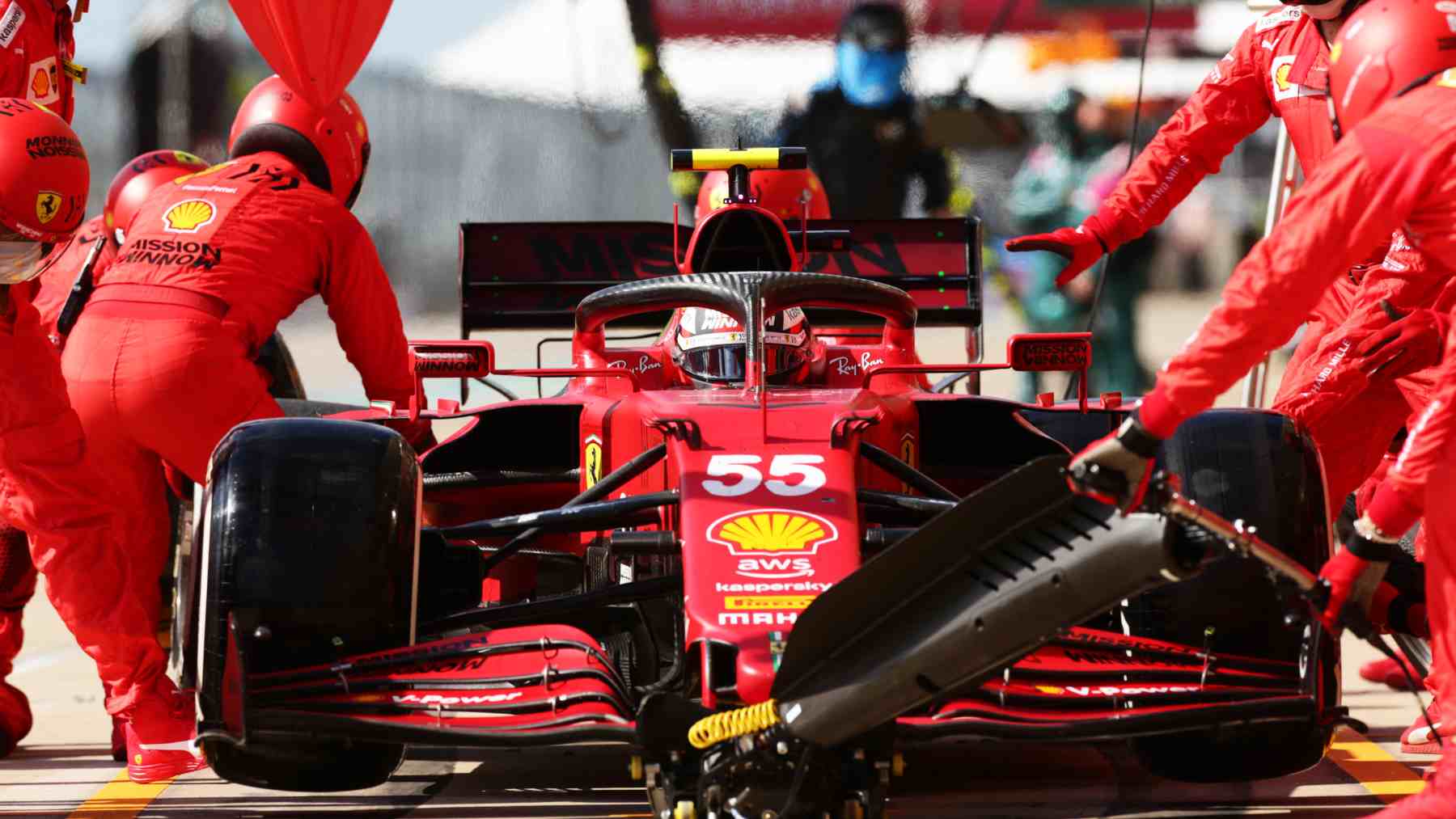 Carlos Sainz en un pit-stop del equipo Ferrari. (AFP)