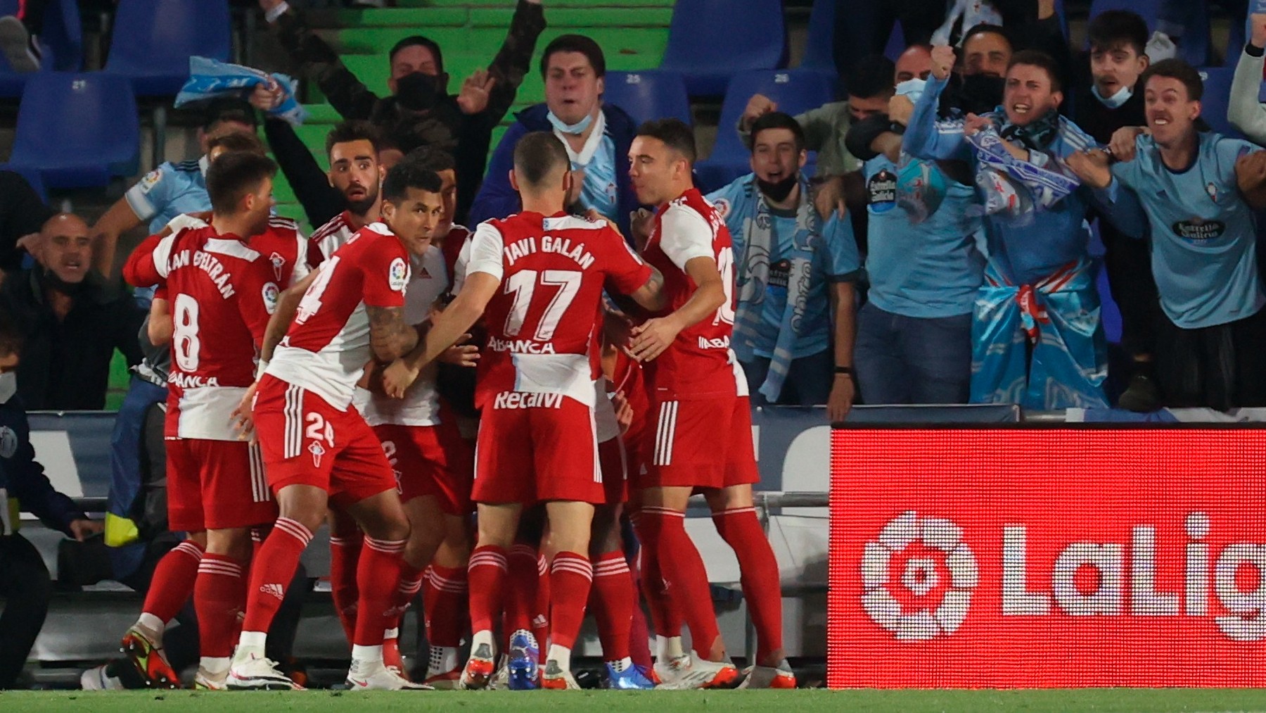 Los jugadores del Celta celebran uno de los goles al Getafe. (EFE)