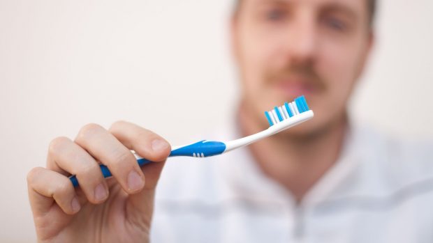 Cómo limpiar y desinfectar el cepillo de dientes