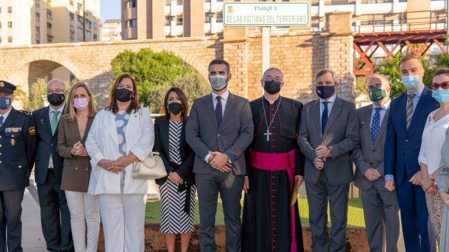 Almería homenajea a las víctimas del terrorismo en un acto con guardias civiles y más de 40 alcaldes