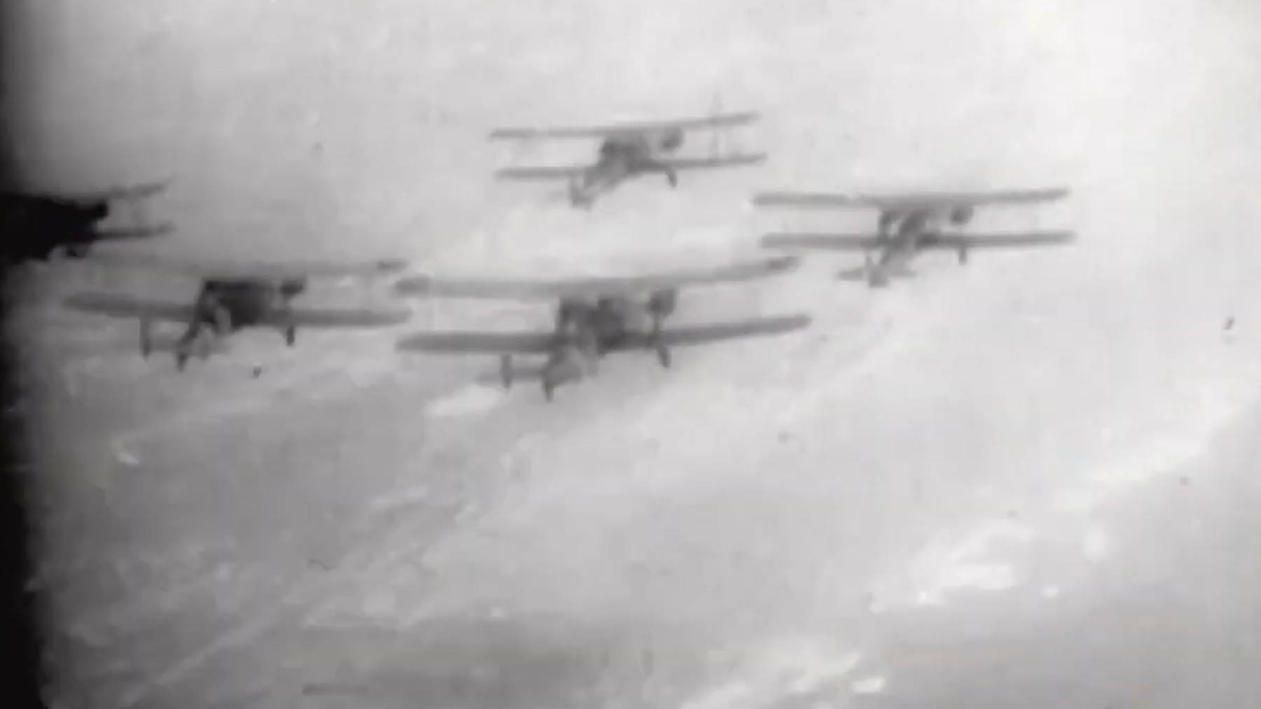Aviones estadounidenses bombardeando un volcán en 1935.