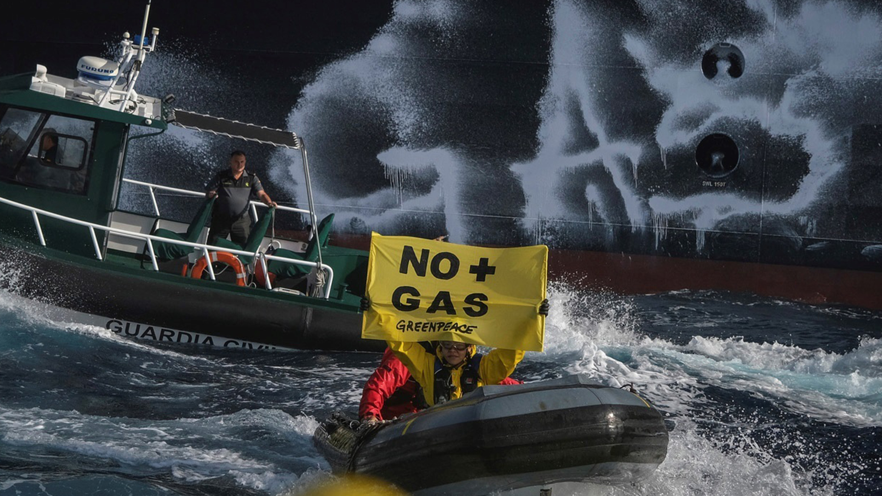 Activistas de Greenpeace durante el bloqueo de un buque metanero en Sagunto.
