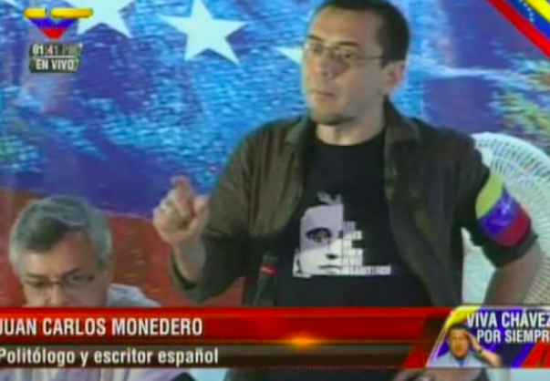 Juan Carlos Monedero siempre ha mostrado sus simpatías por el régimen venezolano. En la foto, días después de la muerte de Chávez, en marzo de 2013, durante una mesa redonda en Caracas.