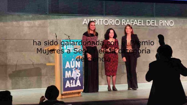 La doctora Alicia Sintes, en el centro, recibe el premio.