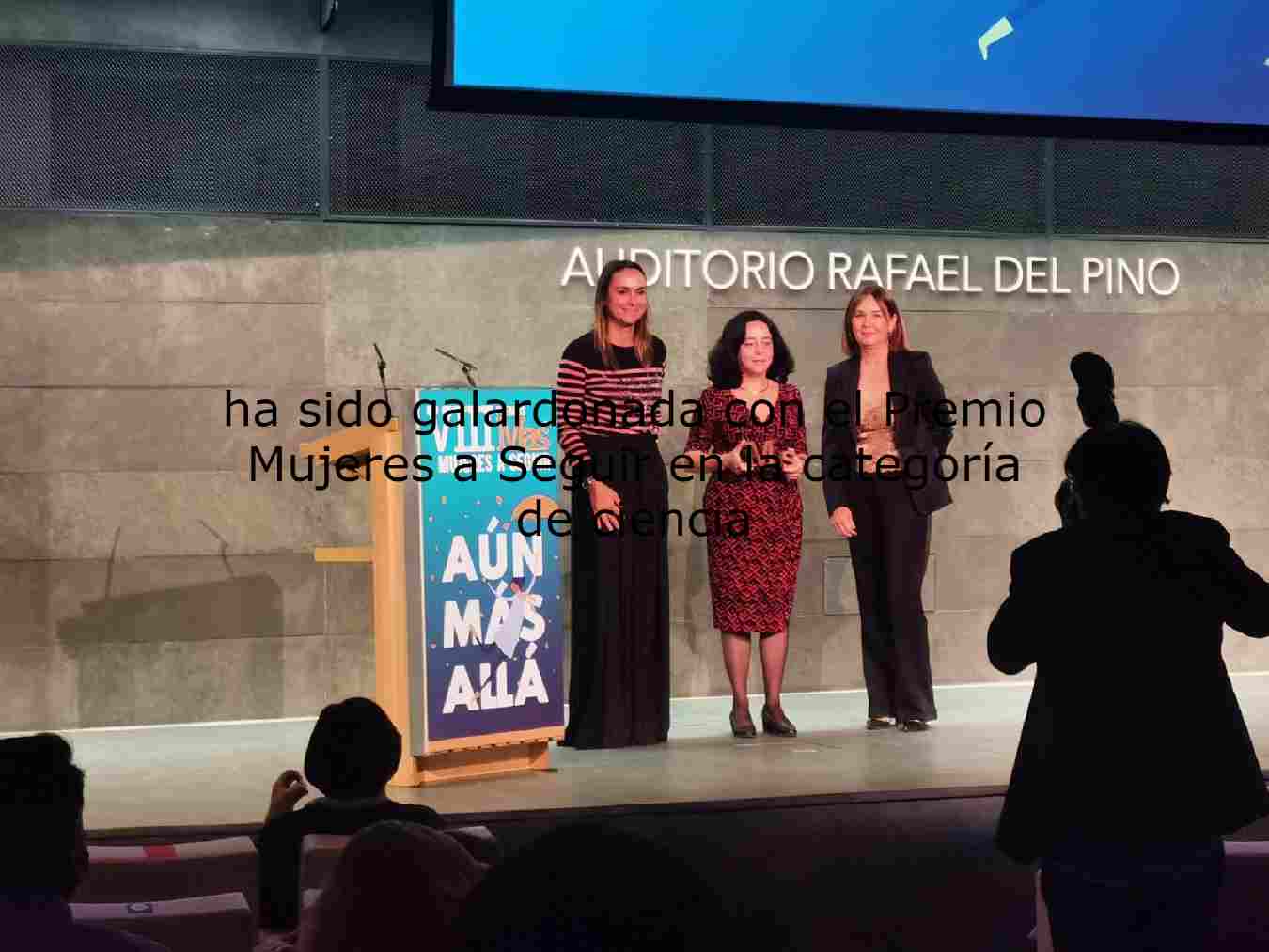 La doctora Alicia Sintes, en el centro, recibe el premio.
