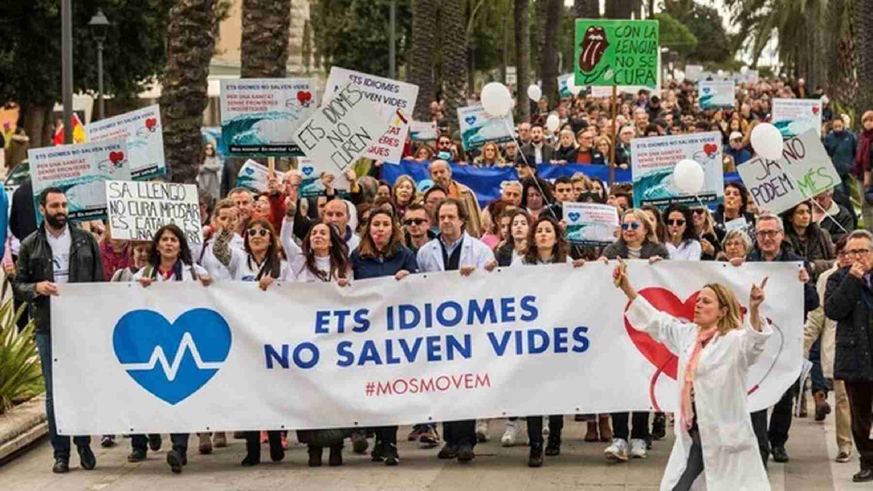 Manifestación en Palma contra la imposición del catalán a los sanitarios.
