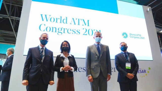 Felipe VI visita el stand de Indra en el World ATM Congress