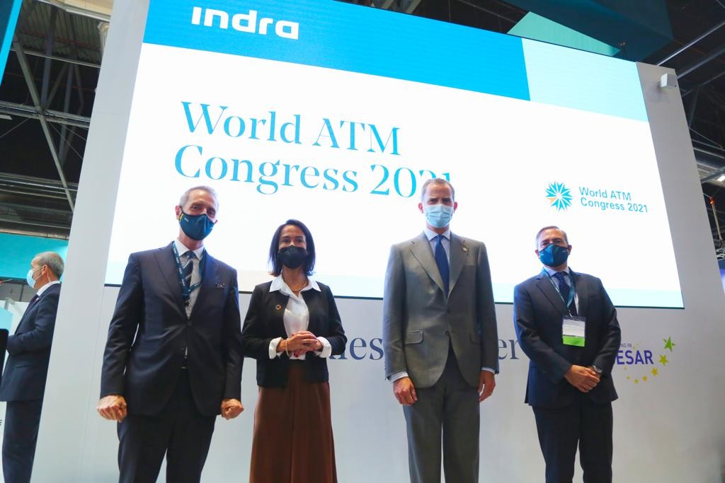 Felipe VI visita el stand de Indra en el World ATM Congress