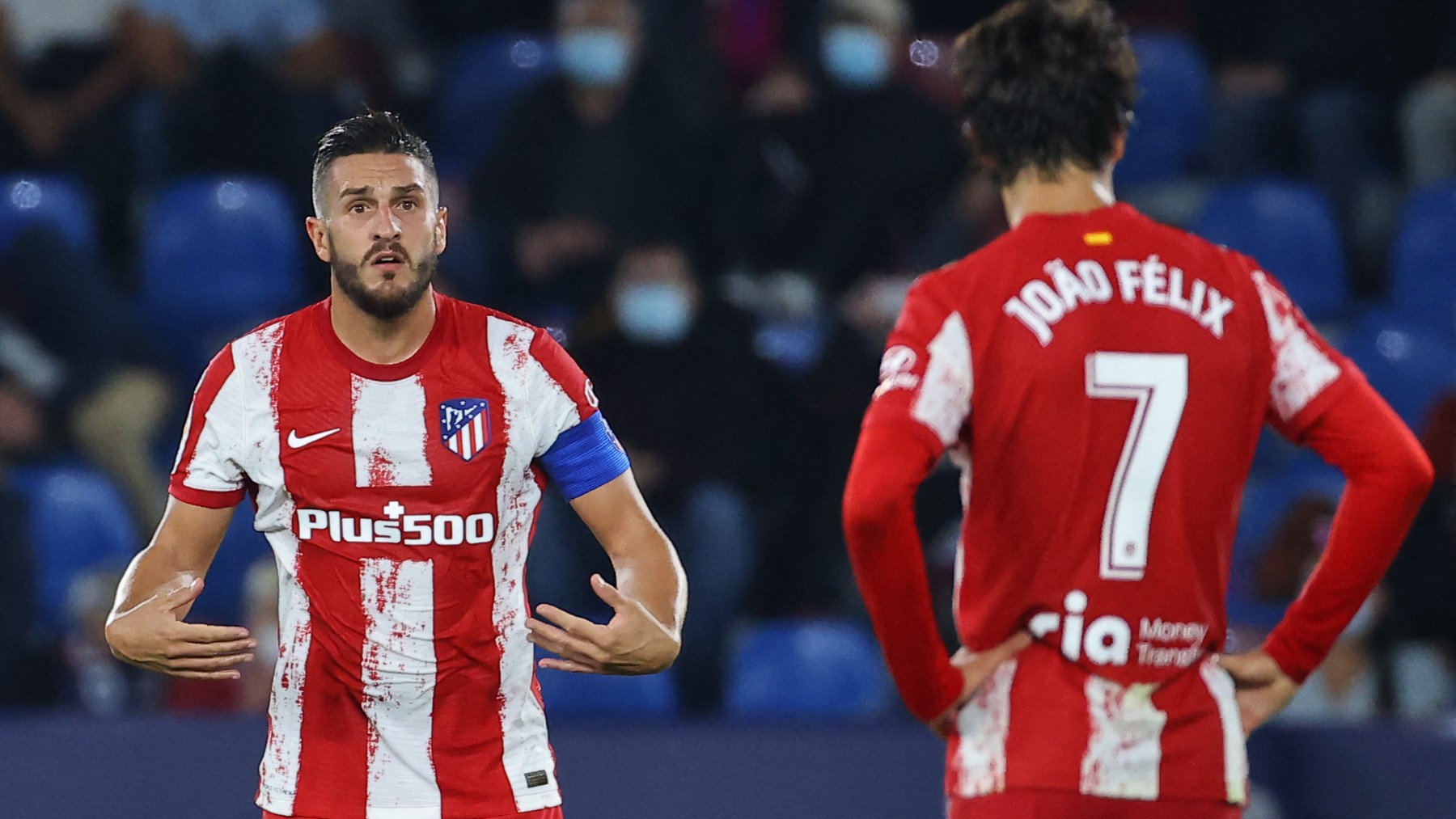 Koke y Joao Félix, en el Ciudad de Valencia. (AFP)