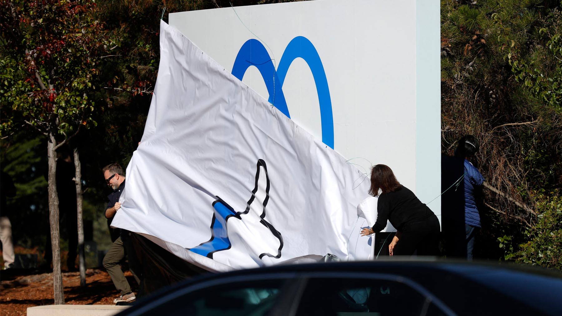 Operarios cambian el cartel de Facebook a Meta en Menlo Park, California (Foto: AFP).