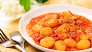 Patatas estofadas con pimentón, receta tradicional fácil de preparar