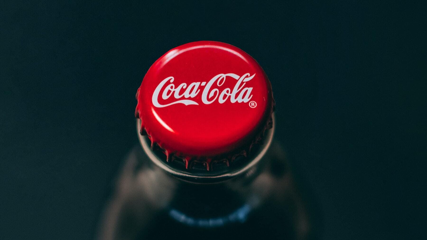 Por qué la Coca-Cola es negra?