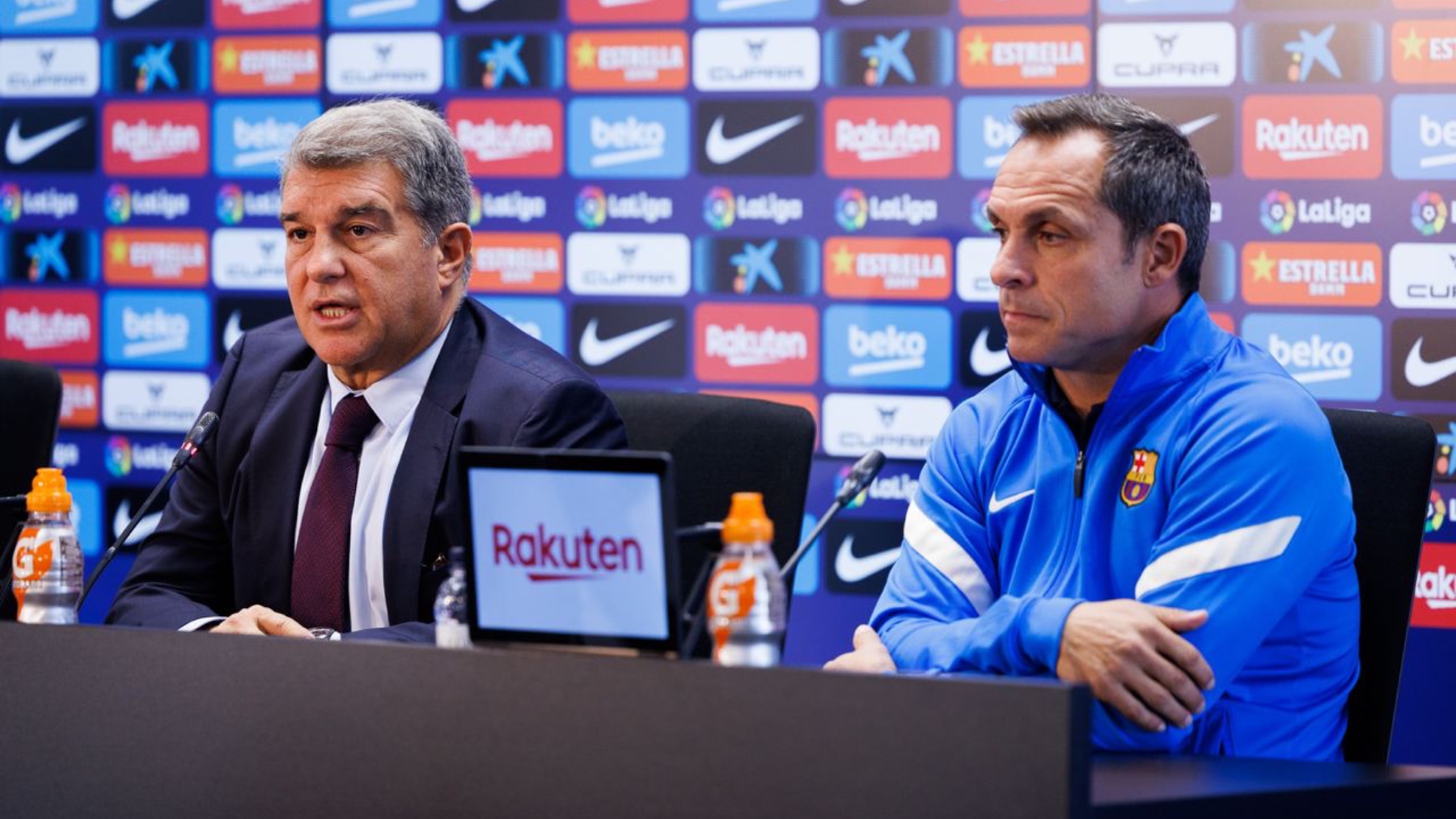 Joan Laporta junto a Sergi Barjuan en la rueda de prensa. (@FCBarcelona_es)