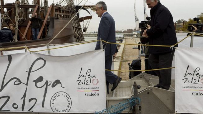 presupuestos José Antonio Griñán, entonces presidente andaluz, visitando el galeón que se habilitó para la efeméride en 2012.