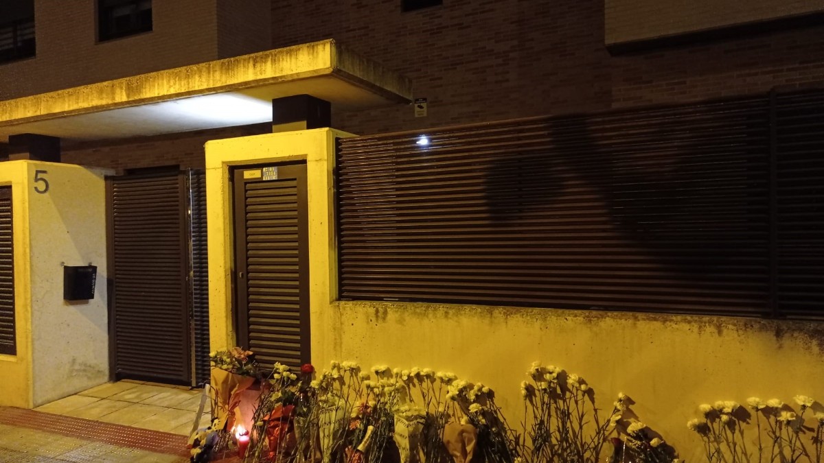 Vecinos de Lardero han depositado flores blancas en el lugar del asesinato del menor de 9 años.
