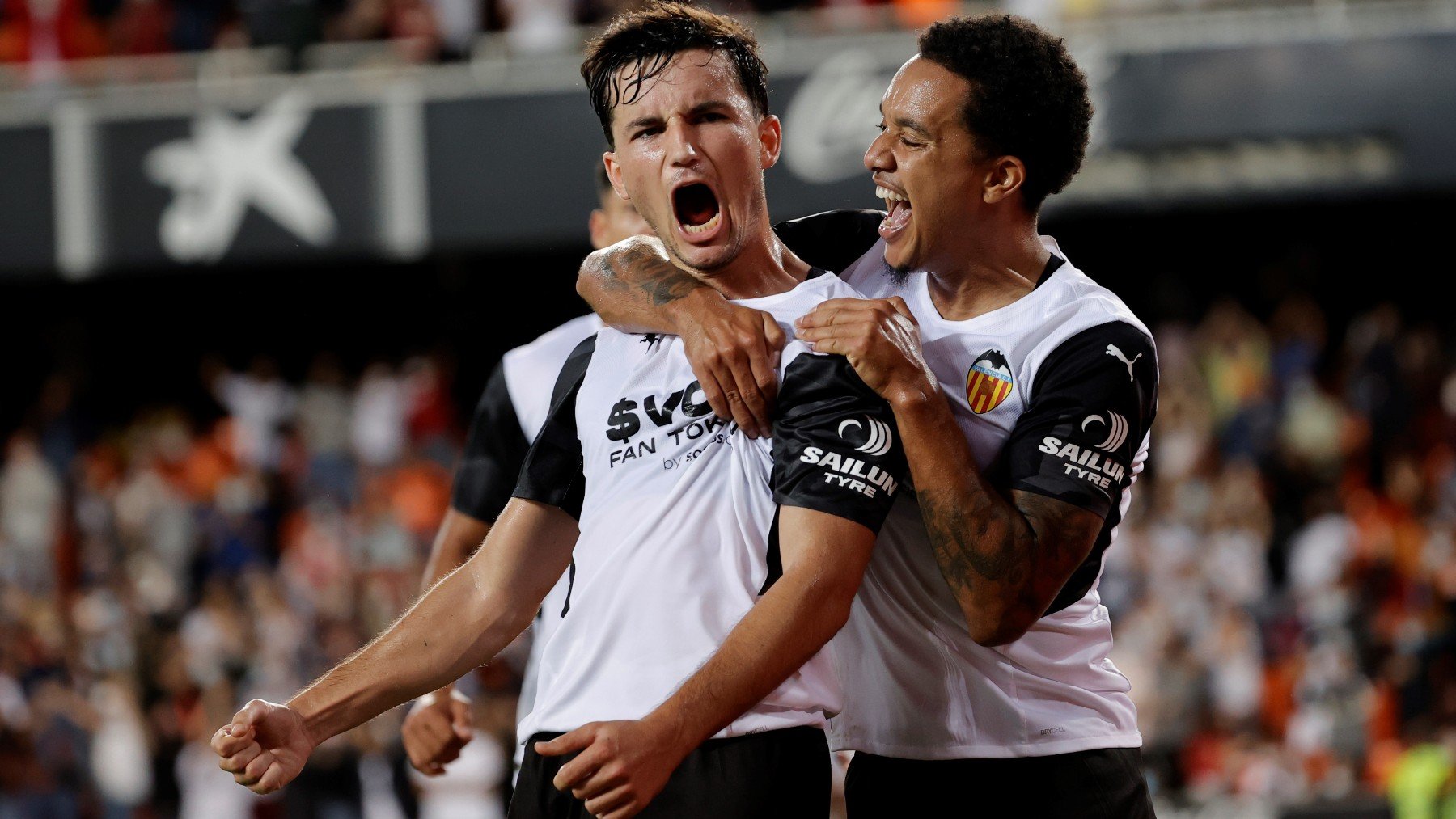 Hugo Guillamón celebra su gol en el Valencia-Villarreal. (EFE)