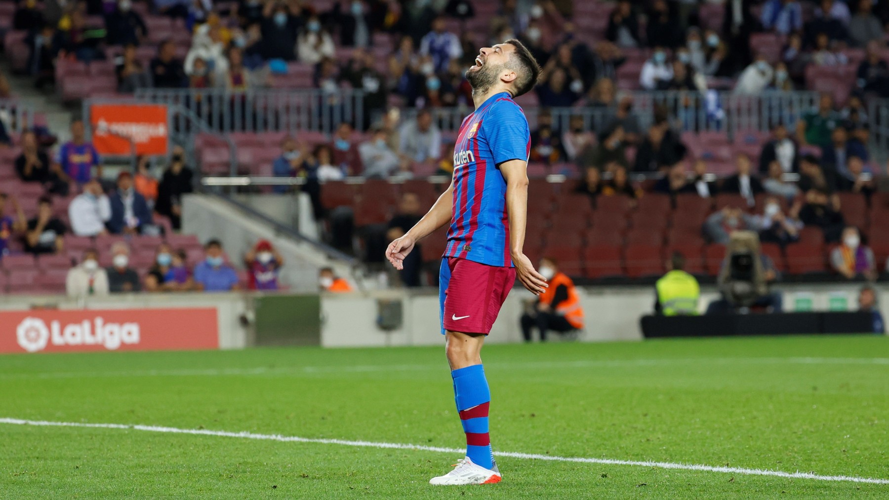 Jordi Alba se lamenta tras una ocasión del Barcelona. (EFE)