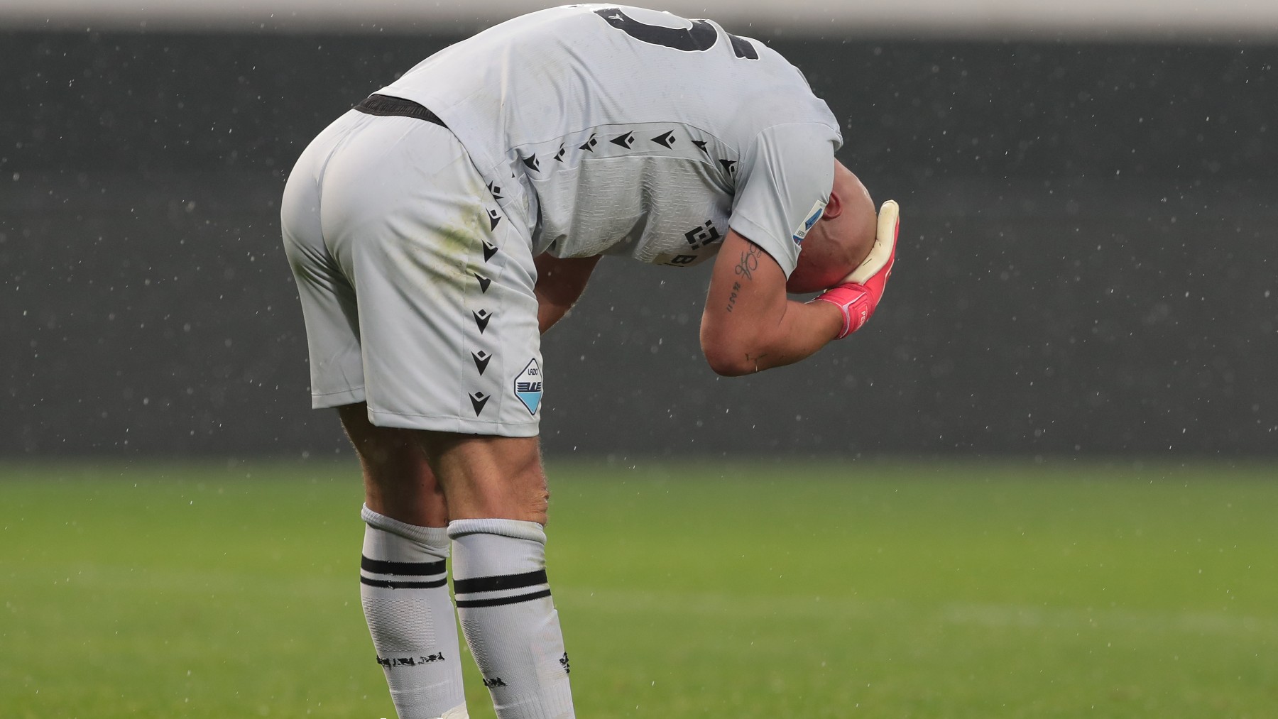 Pepe Reina se duele del impacto del mechero que le lanzaron en el Atalanta-Lazio. (Getty)