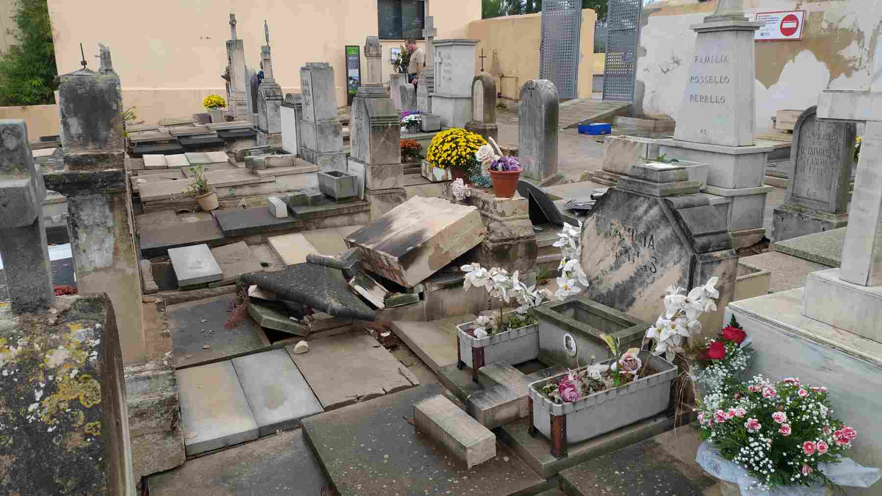 El mal estado de la parte antigua del cementerio de Palma.