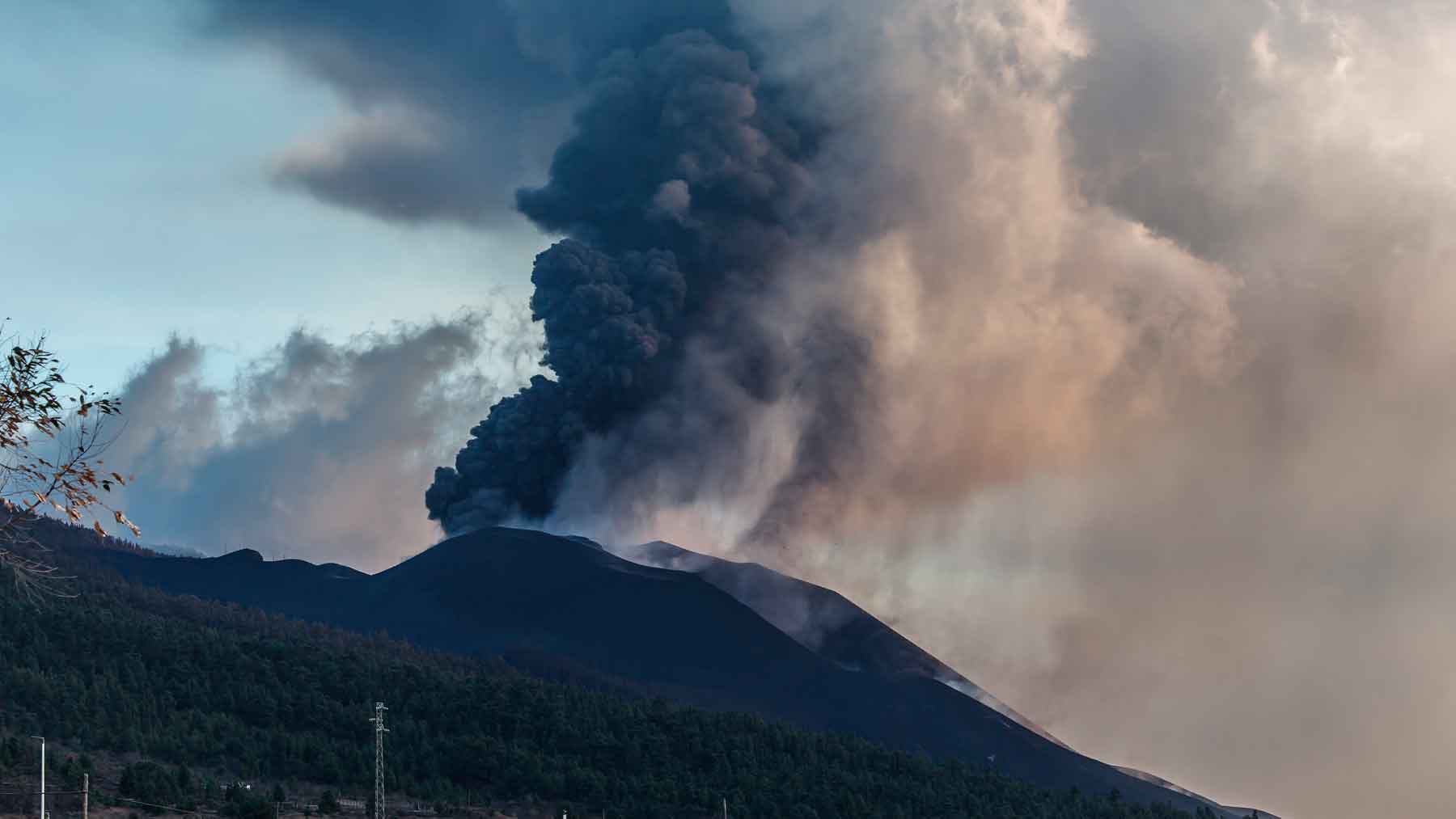 Columna de humo del volcán de Cumbre Vieja que hoy cumple 42 días desde su entrada en erupción. Foto: EP